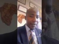 Kadama Ali mukiyumba wuliriza bulungi ofunemu ekyokuyiga